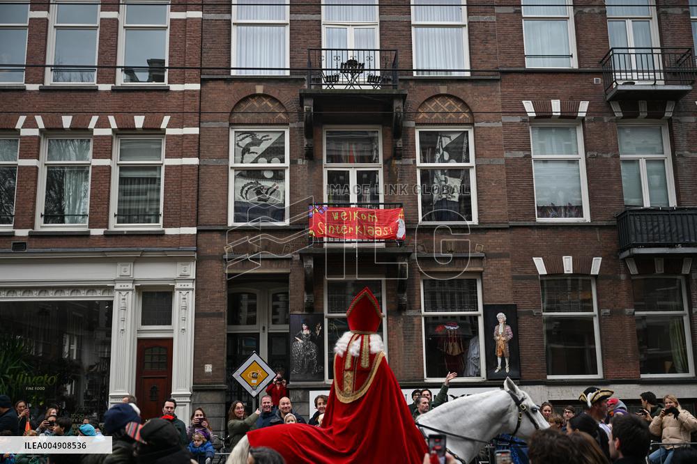 Massive Crowds Celebrate Sinterklaas Arrival - Amsterdam