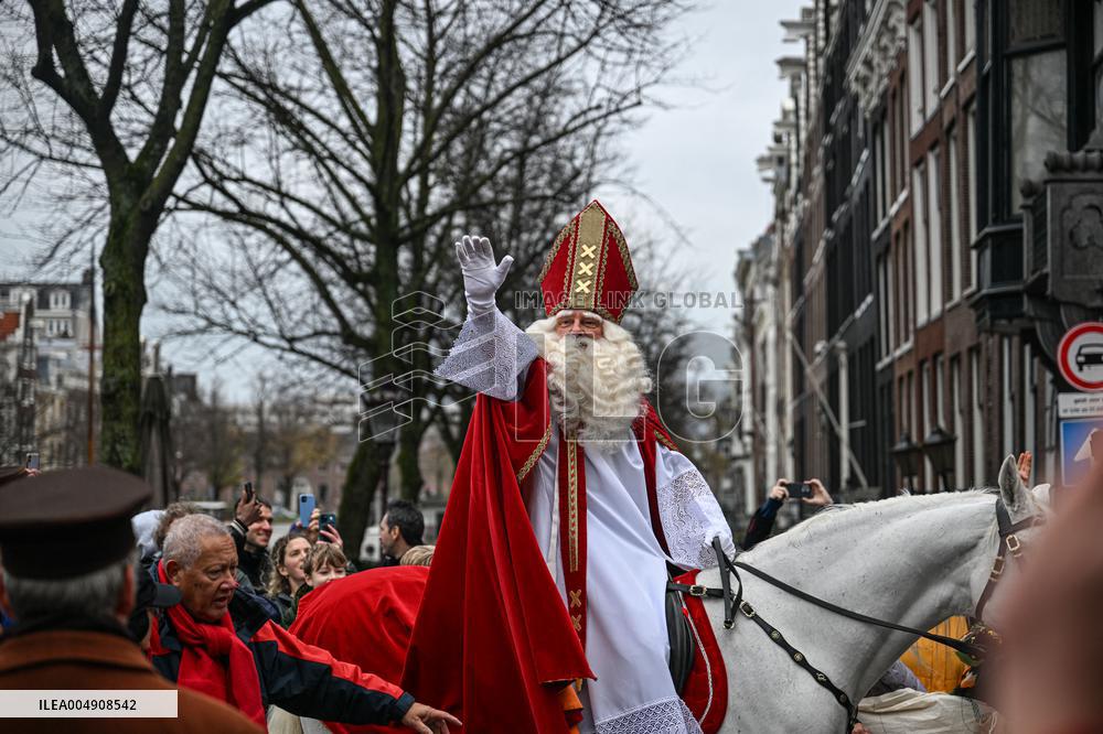 Massive Crowds Celebrate Sinterklaas Arrival - Amsterdam