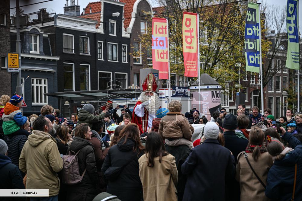 Massive Crowds Celebrate Sinterklaas Arrival - Amsterdam