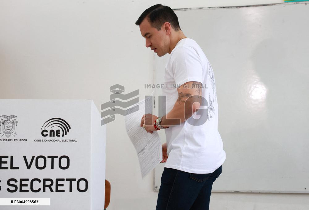 Ecuadorians Voted Against The Return Of Foreign Military Bases - Quito