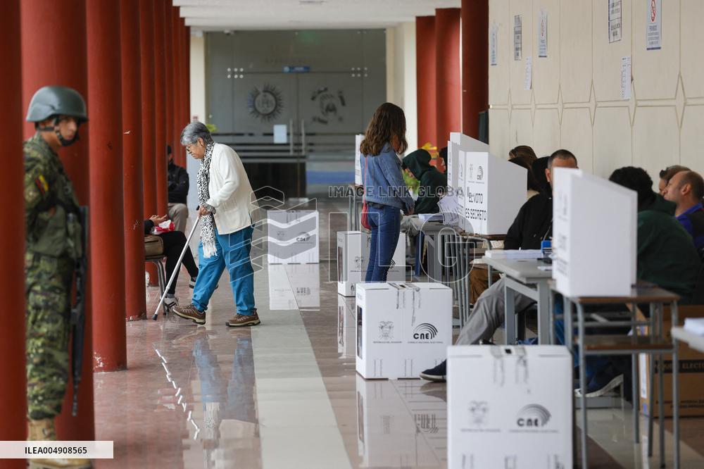 Ecuadorians Voted Against The Return Of Foreign Military Bases - Quito