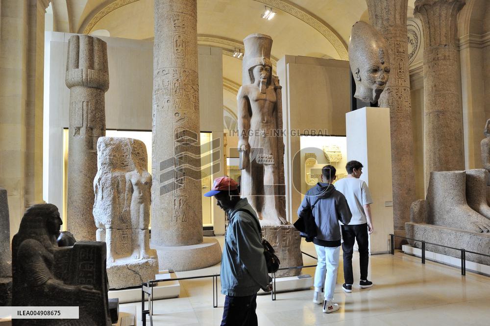 Illustration - Louvre Museum