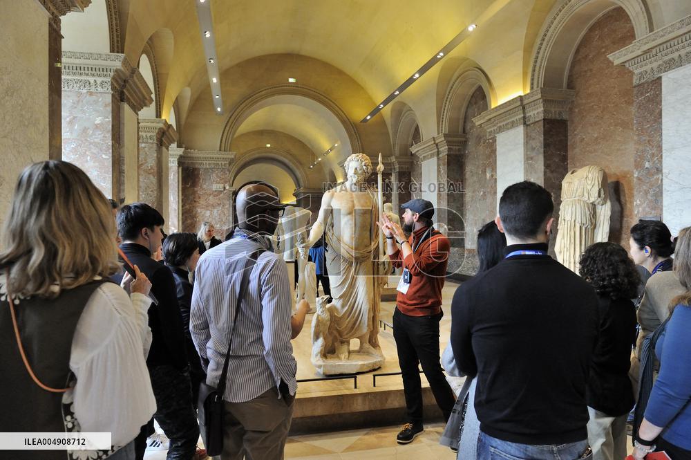 Illustration - Louvre Museum