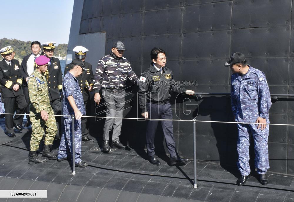 Japanese, Indonesian defense ministers in Yokosuka
