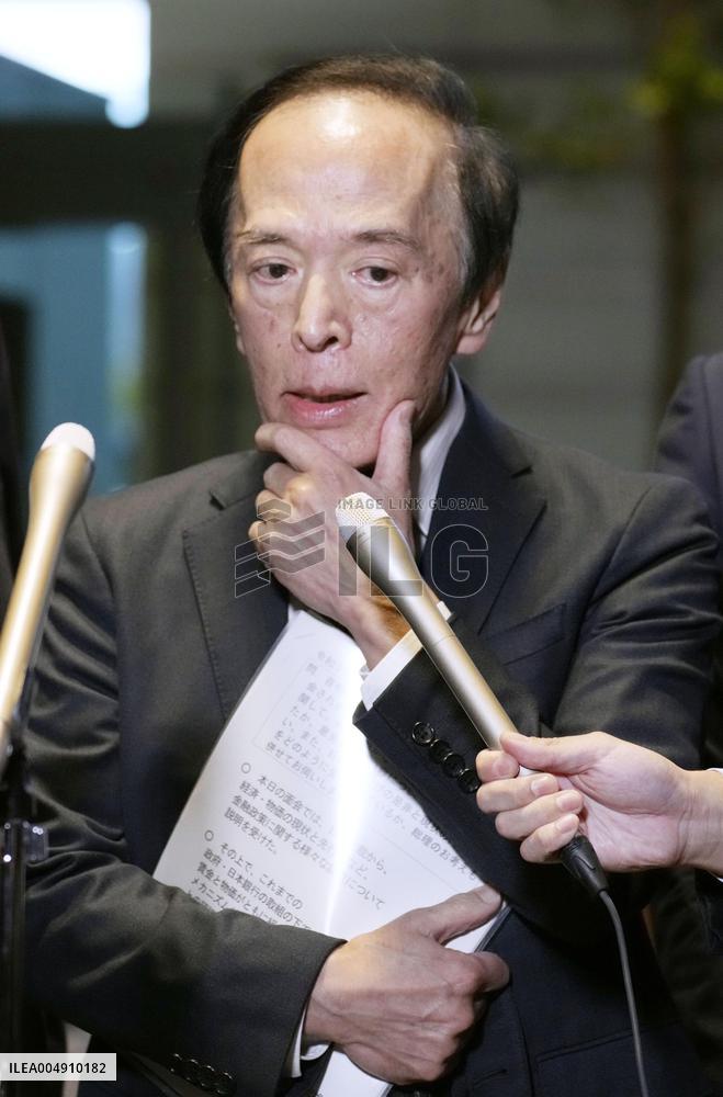 Japan PM, BOJ chief hold talks