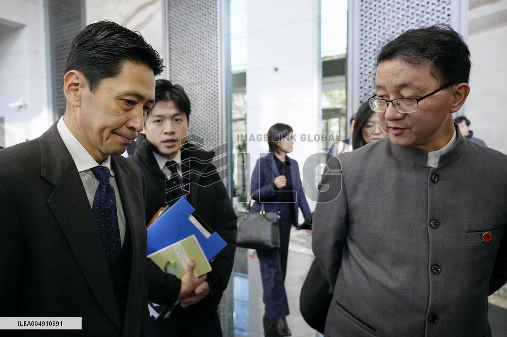 Japan, China senior officials hold talks