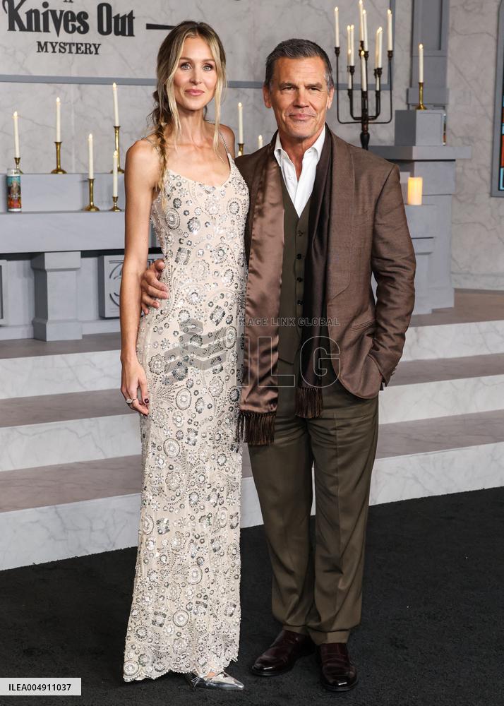 Wake Up Dead Man: A Knives Out Mystery Premiere - Paris