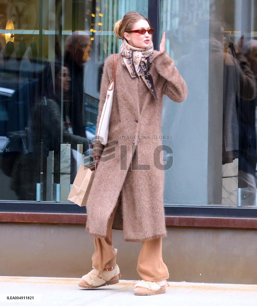 Gigi Hadid Out With Friends - NYC