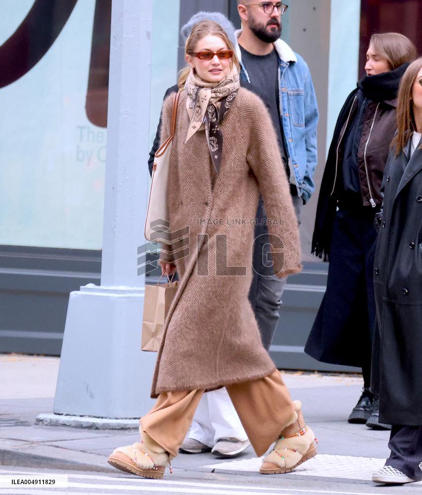 Gigi Hadid Out With Friends - NYC