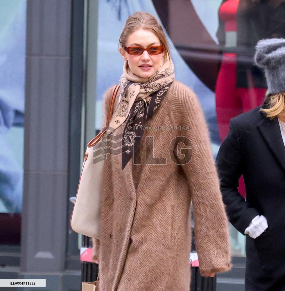 Gigi Hadid Out With Friends - NYC