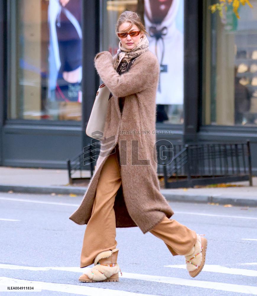 Gigi Hadid Out With Friends - NYC