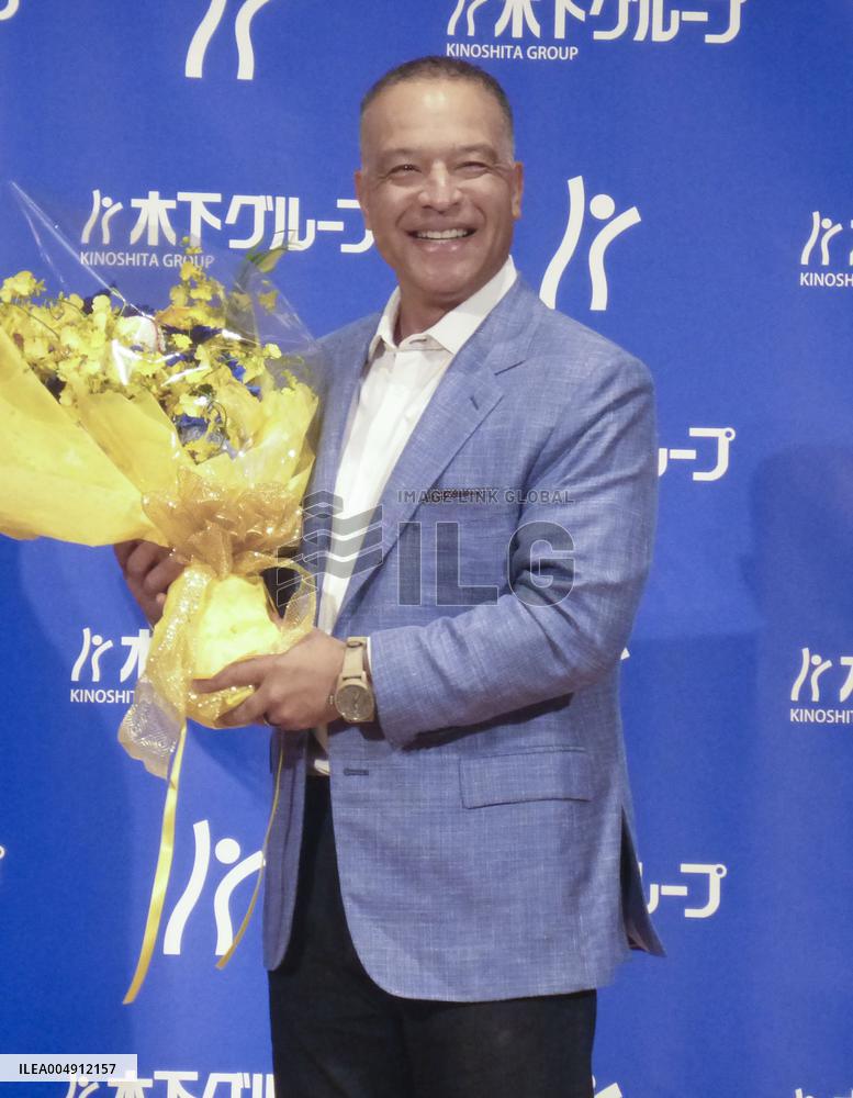 Dodgers manager Roberts in Japan