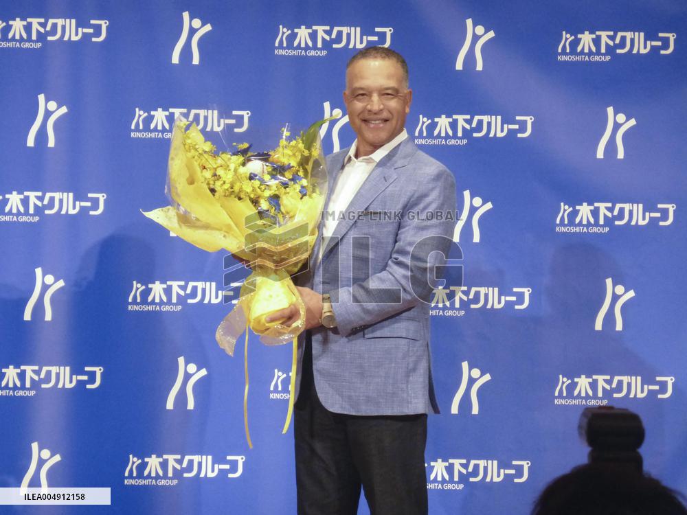 Dodgers manager Roberts in Japan