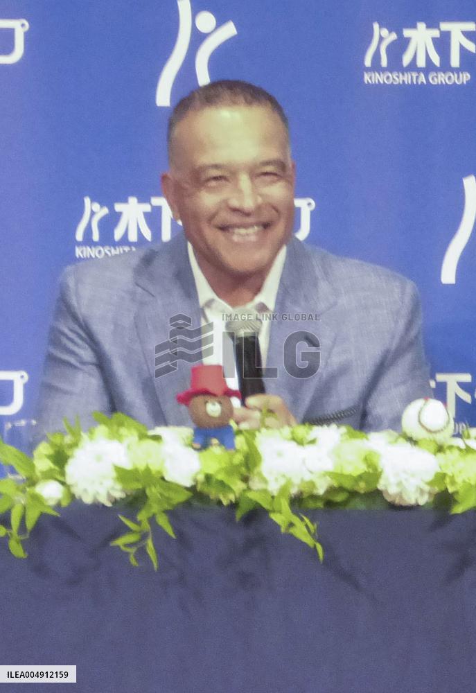 Dodgers manager Roberts in Japan