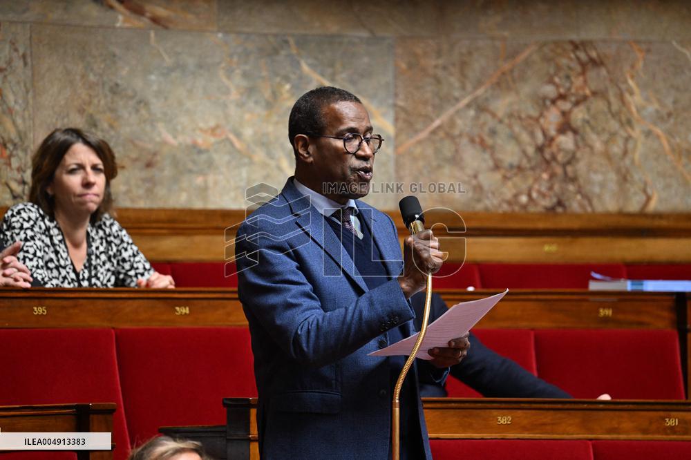 Questions To French Government Assembly - Paris