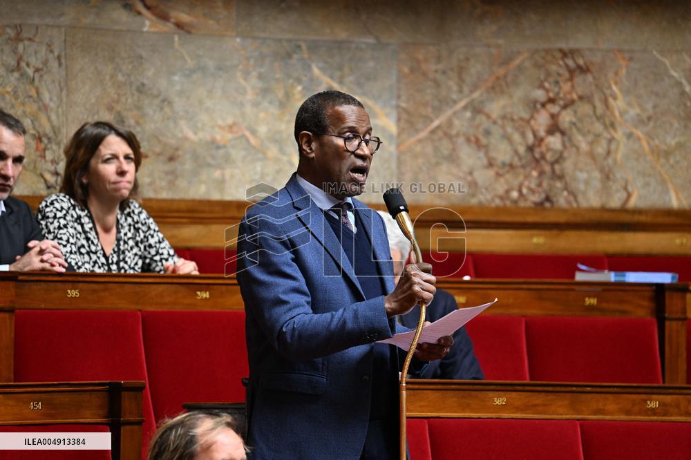 Questions To French Government Assembly - Paris