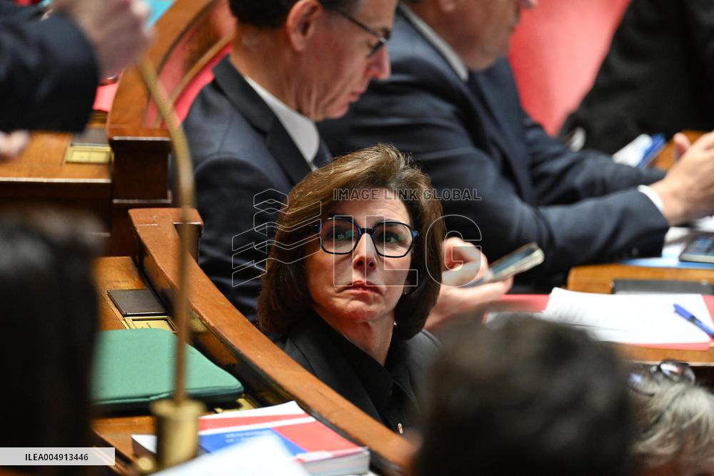 Questions To French Government Assembly - Paris