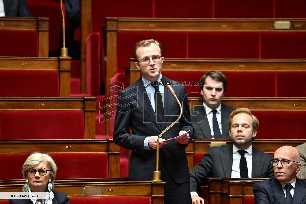 Questions To French Government Assembly - Paris