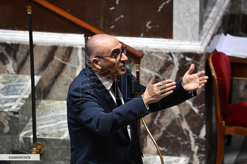 Questions To French Government Assembly - Paris