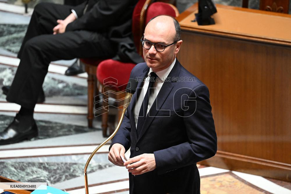 Questions To French Government Assembly - Paris