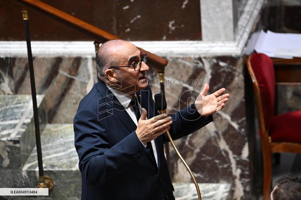 Questions To French Government Assembly - Paris