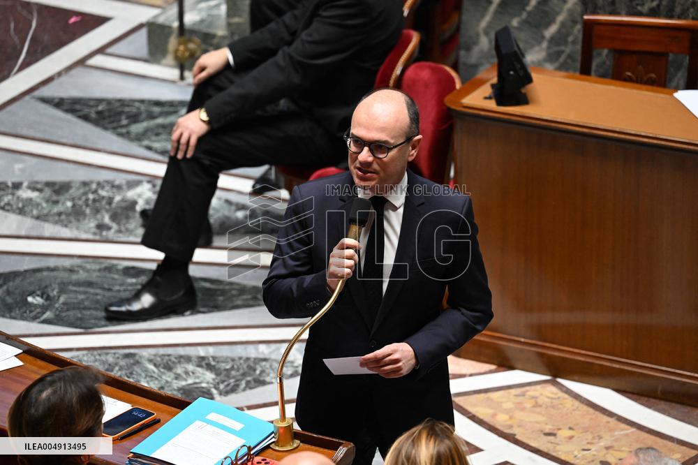 Questions To French Government Assembly - Paris