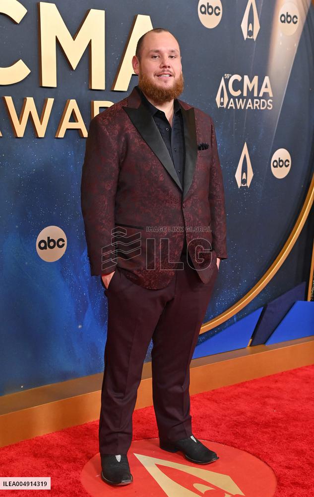 59th Annual CMA Awards - Arrivals