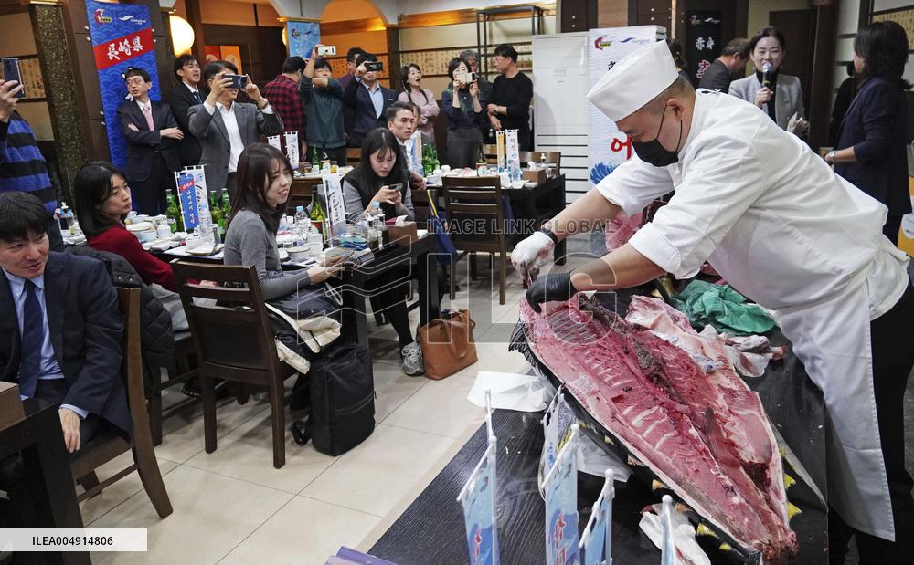Nagasaki Prefecture holds tuna-cutting shows in Seoul