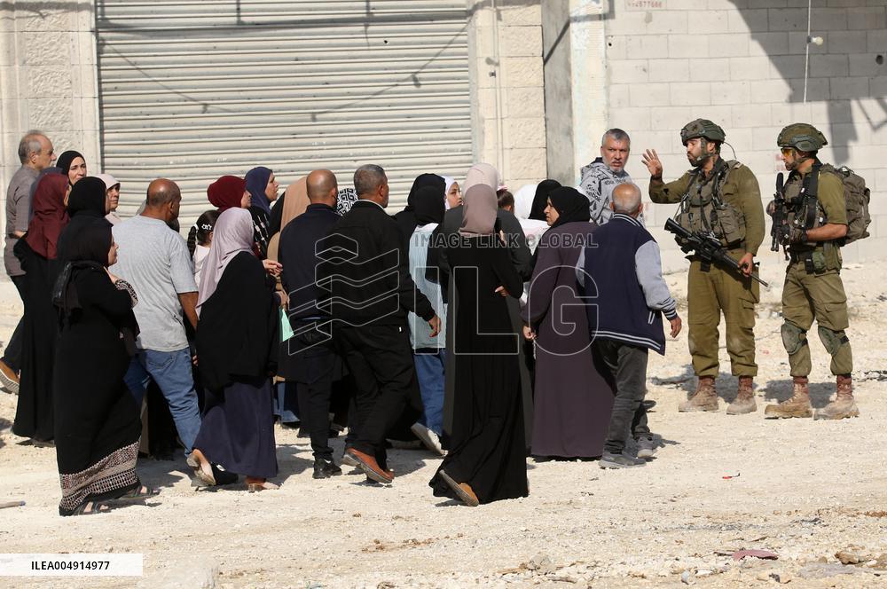 An Israeli Soldier Prevents Palestinians from Returning to Their Homes - Tulkarm