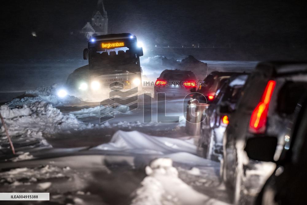 VEHICLES STUCK IN SNOW SWEDEN