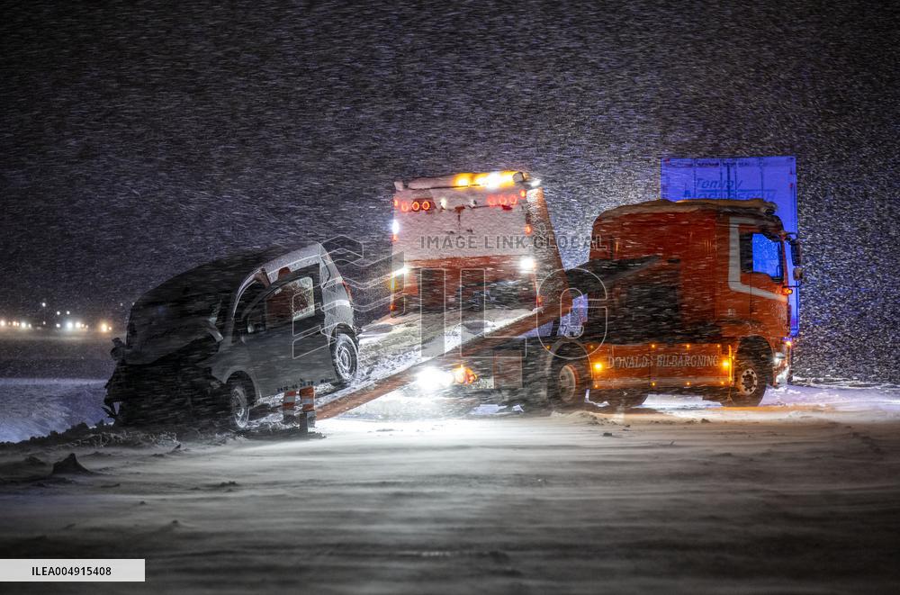 VEHICLES STUCK IN SNOW SWEDEN