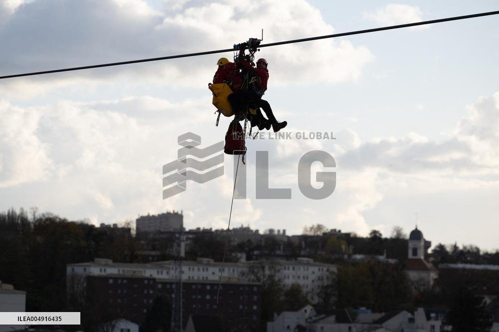 Firefighter evacuation exercice on urban cable car - Limeil-Brevannes