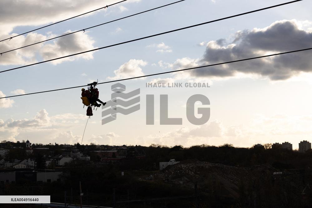 Firefighter evacuation exercice on urban cable car - Limeil-Brevannes
