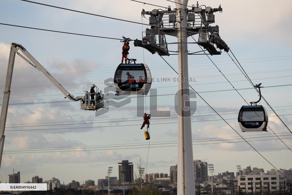 Firefighter evacuation exercice on urban cable car - Limeil-Brevannes