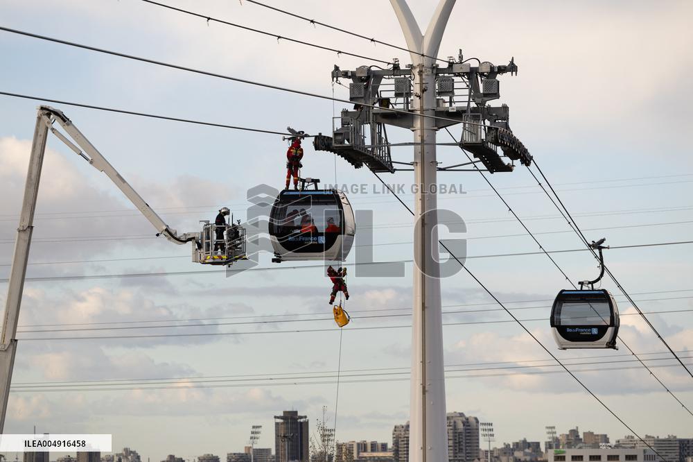 Firefighter evacuation exercice on urban cable car - Limeil-Brevannes