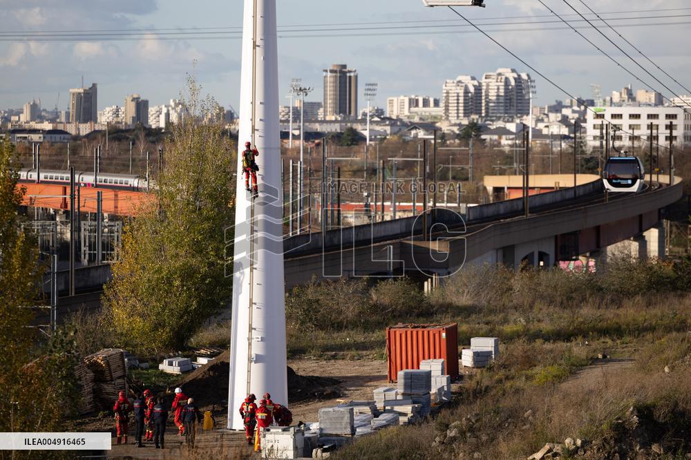 Firefighter evacuation exercice on urban cable car - Limeil-Brevannes