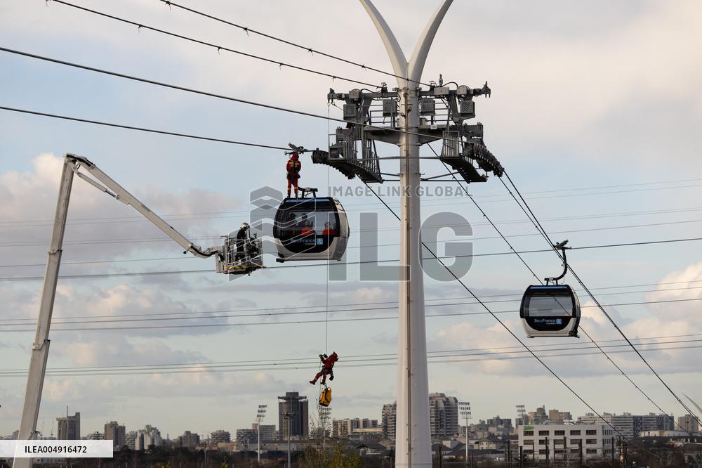 Firefighter evacuation exercice on urban cable car - Limeil-Brevannes