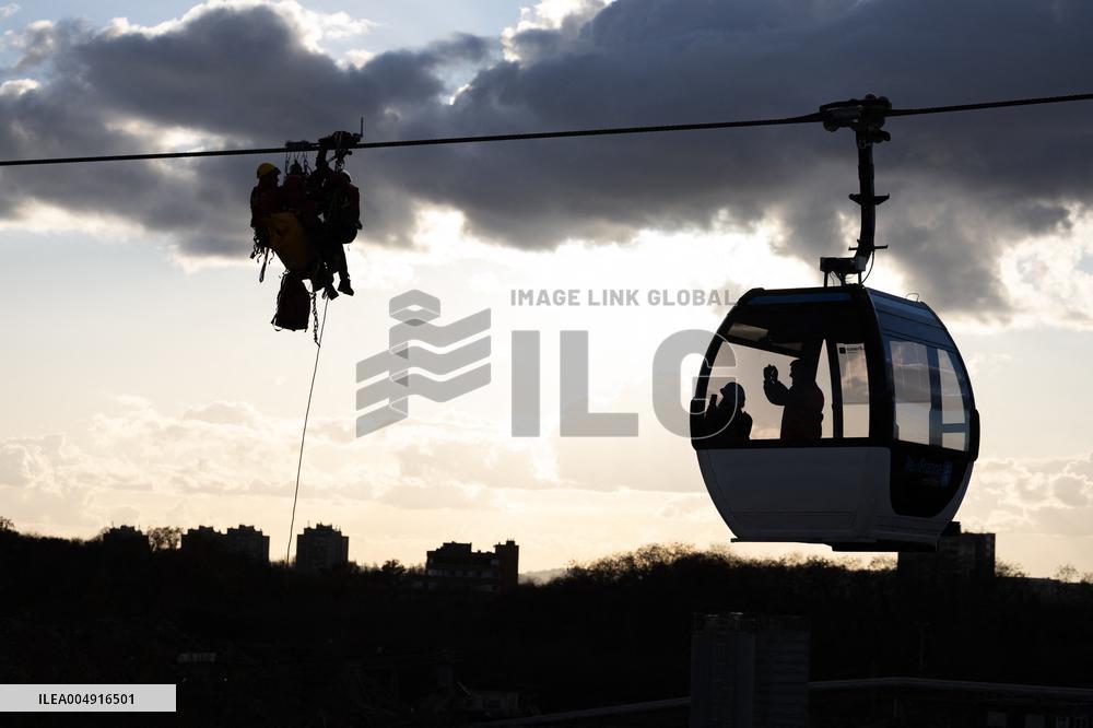 Firefighter evacuation exercice on urban cable car - Limeil-Brevannes