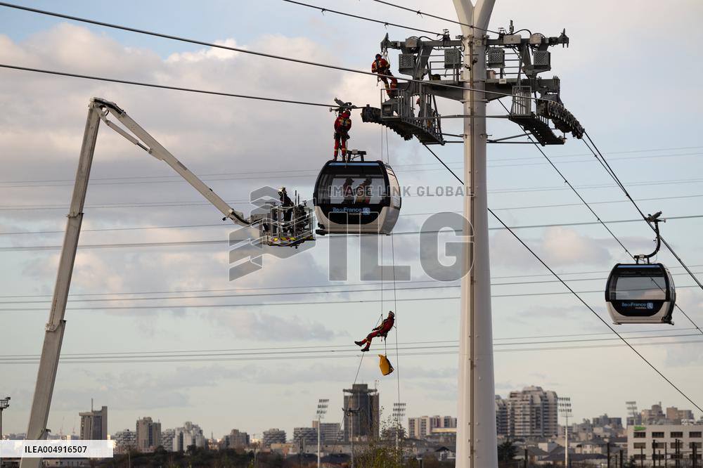 Firefighter evacuation exercice on urban cable car - Limeil-Brevannes