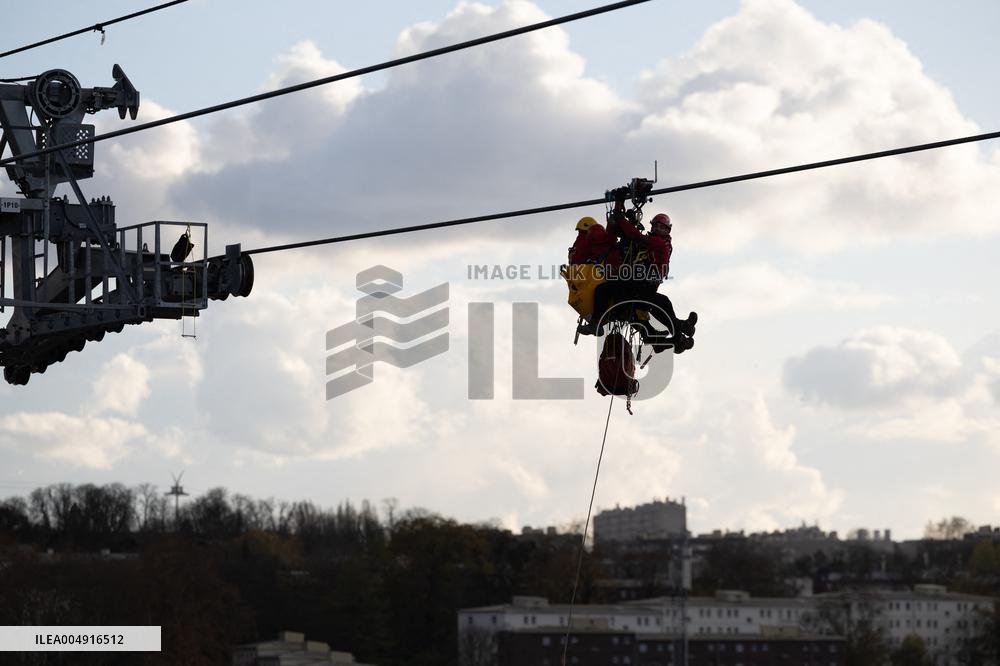 Firefighter evacuation exercice on urban cable car - Limeil-Brevannes