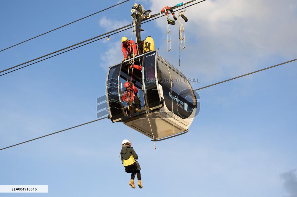 Firefighter evacuation exercice on urban cable car - Limeil-Brevannes
