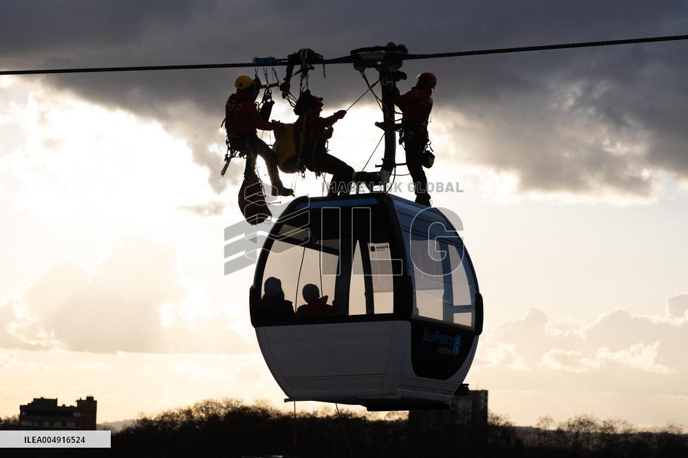 Firefighter evacuation exercice on urban cable car - Limeil-Brevannes