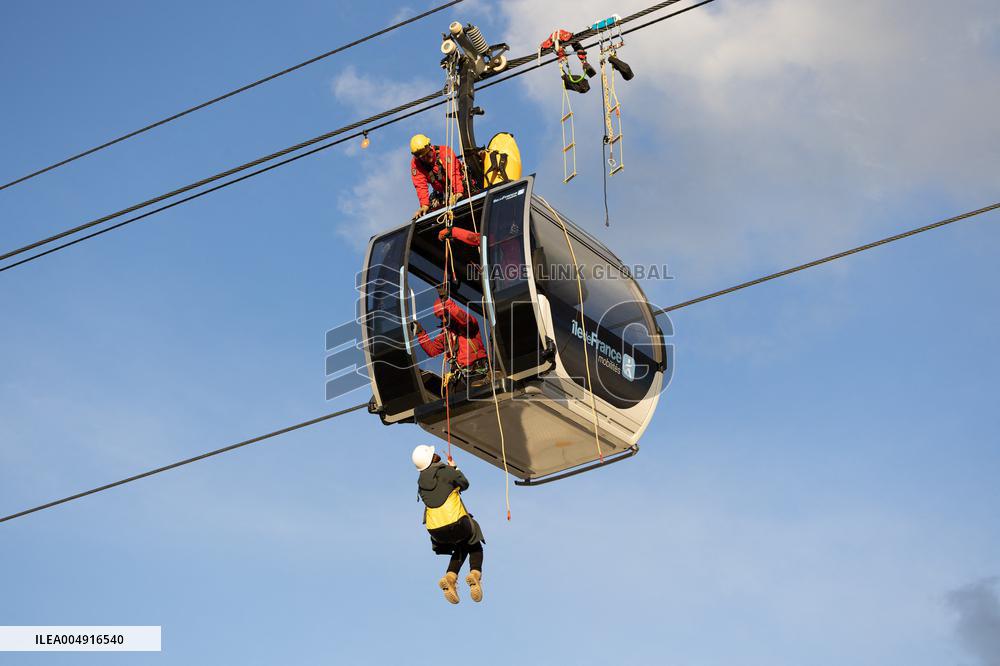 Firefighter evacuation exercice on urban cable car - Limeil-Brevannes