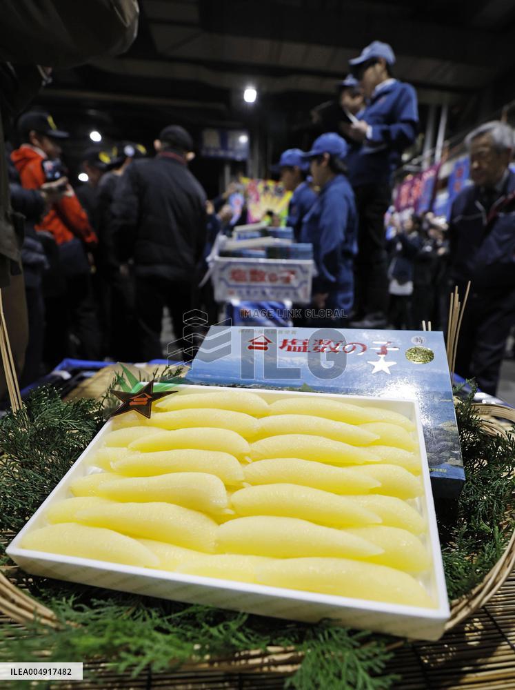 Auction of salted herring roe in Osaka