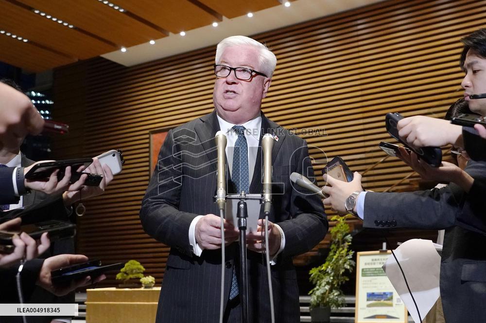 U.S. ambassador meets Japan's top spokesman