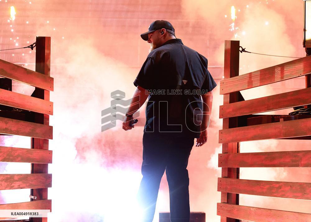 59th Annual CMA Awards - Show