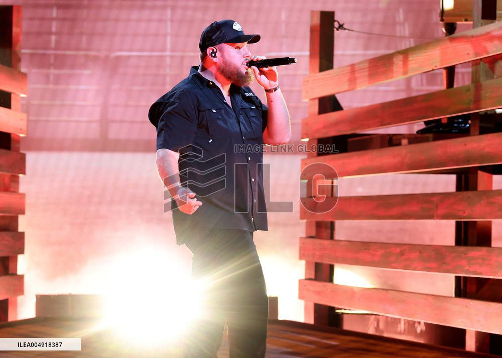 59th Annual CMA Awards - Show