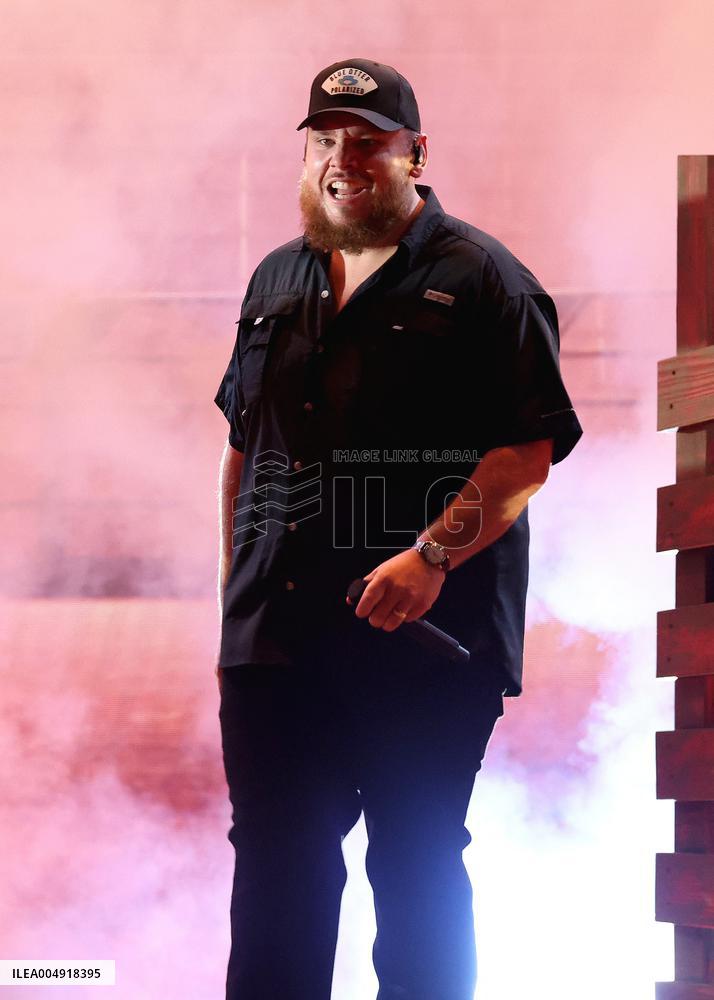 59th Annual CMA Awards - Show