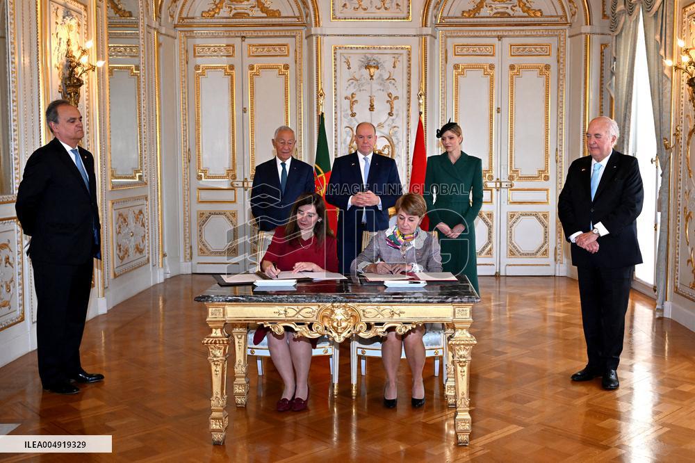 NO TABLOIDS - Prince Albert and Princess Charlene with Portuguese President during a Signing Ceremony - Monaco