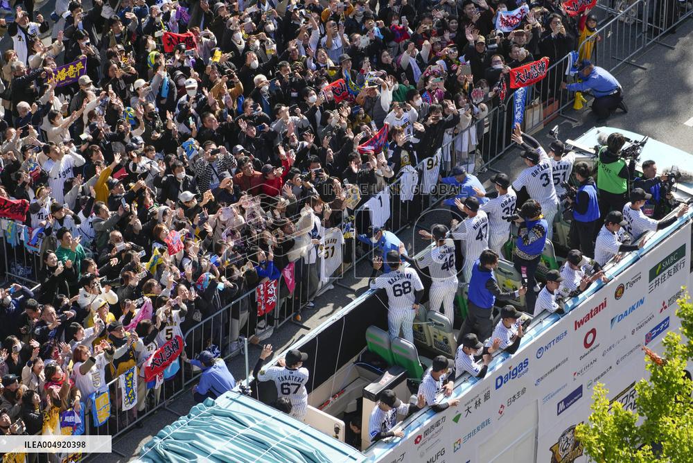 Baseball: Hanshin Tigers' victory parade